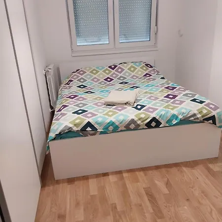 4 Apartment *